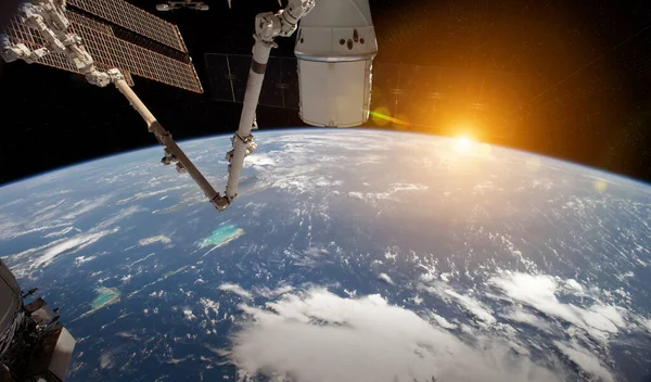 Blick auf den Planeten Erde aus dem Fenster einer Raumstation während einer Sonnenfinsternis — Stockfoto