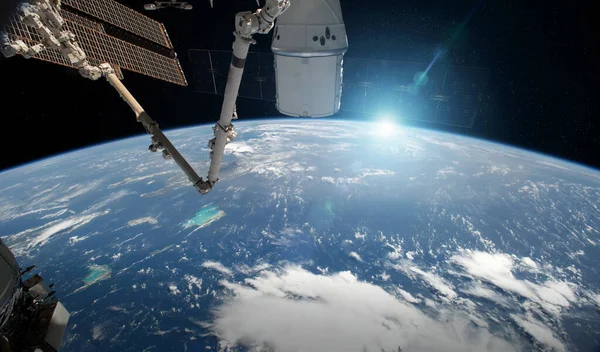 Vista del planeta Tierra desde una ventana de la estación espacial durante un sunris —  Fotos de Stock