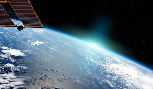 Vista del pianeta Terra da una finestra di una stazione spaziale durante un sunris — Foto Stock