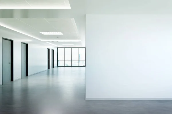 Pared en blanco en la oficina maqueta con grandes ventanas y sol pasando t —  Fotos de Stock