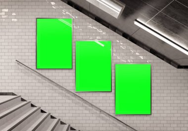 Yeraltı merdiven duvarında üç tane dikey reklam panosu var. Beyaz karolardaki üç parçalı istifçilik reklamları tünelin içini yansıtıyor. 3B görüntüleme