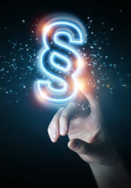 Koyu arkaplan üzerinde insan eli 3D dijital paragraf hologramını kullanarak
