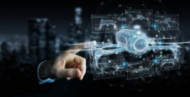 Karanlık arka plandaki iş adamı parmaklarındaki holografik insansız hava aracı projeksiyonuna dokunuyor.