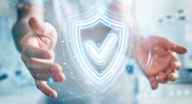 Bulanık arkaplandaki adam dijital kalkan koruması mavi holografik arayüzü kullanarak 3D görüntüleme