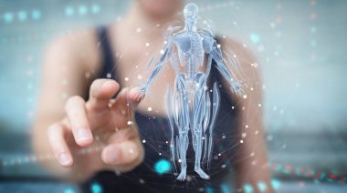 Bulanık arkaplanda, dijital x-ray insan vücut taraması projeksiyonu 3D görüntüleme kullanan bir kadın.