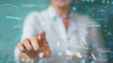 Bulanık arkaplandaki kadın, 3D görüntüleme ile dijital teknolojik arayüz kullanıyor