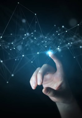 Koyu arkaplan üzerindeki işadamı, 3B çizgileri ve noktalarıyla yüzen dijital ağ bağlantılarını kullanıyor