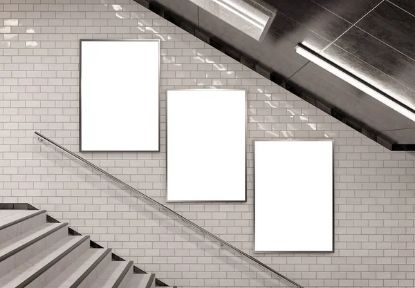 地下の階段の壁の上の3つの垂直看板モックアップ トンネルの内部を反映した白いタイルでトリプティ製のホーディング広告 3Dレンダリング — ストック写真