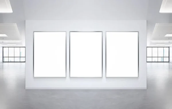 3つの白い縦枠モックアップオフィスの壁にかかっています 近代的な会社のインテリアの看板のモックアップ — ストック写真