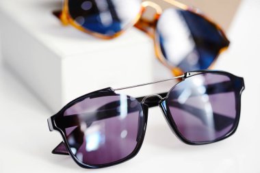 Beyaz arka plan üzerinde şık kadın Güneş gözlükleri