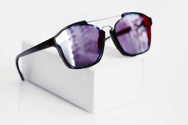 Gafas Sol Moda Con Caja Sobre Fondo Blanco —  Fotos de Stock