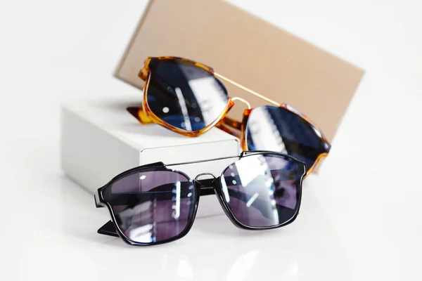 Gafas Sol Moda Con Caja Sobre Fondo Blanco — Foto de Stock