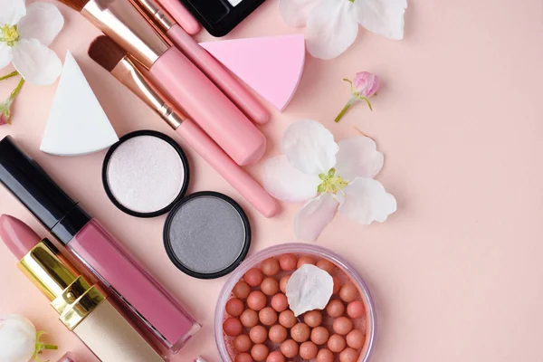 Cepillo Maquillaje Cosméticos Decorativos Con Flor Manzana Sobre Fondo Rosa —  Fotos de Stock