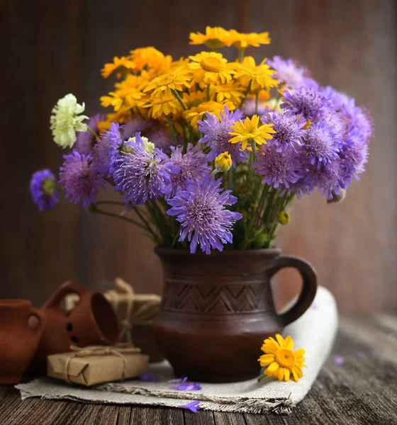 Strauß Wildblumen Anthemis Tinctoria Und Knautia Arvensis Einem Keramikkrug Auf — Stockfoto