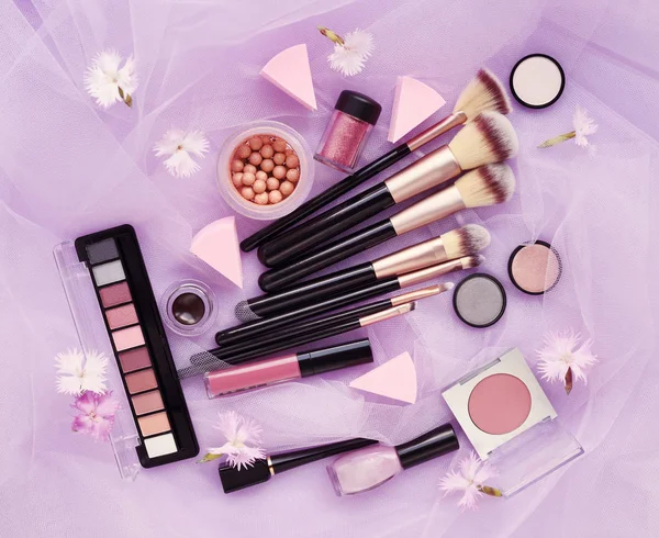 Cepillo Maquillaje Cosméticos Decorativos Con Flores Sobre Fondo Velo Rosa —  Fotos de Stock