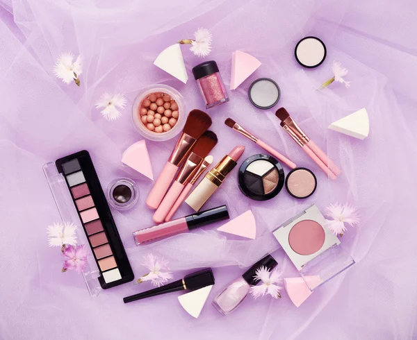 Cepillo Maquillaje Cosméticos Decorativos Con Flores Sobre Fondo Velo Rosa — Foto de Stock