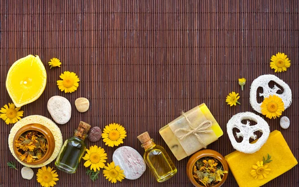 Doğal Sabun Mumlar Aroma Yağ Şişeleri Bambu Hasır Üzerinde Çiçekler — Stok fotoğraf