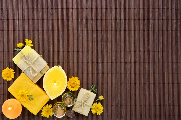 Composición Del Spa Con Jabón Natural Velas Aceite Aromático Botellas —  Fotos de Stock