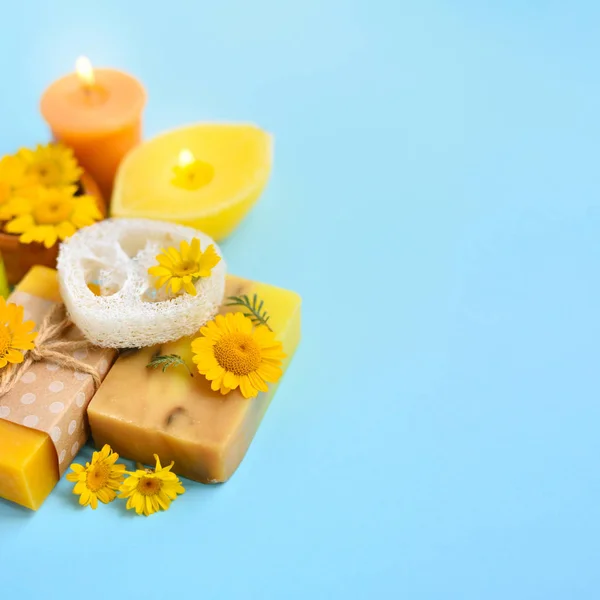 Wellness Komposition Mit Natürlicher Seife Kerzen Aromaöl Flaschen Und Blumen — Stockfoto