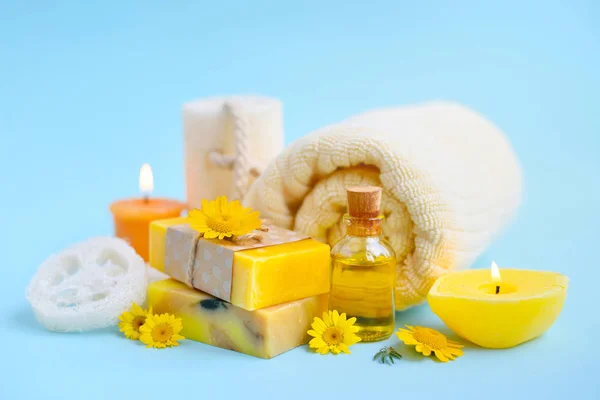 Composition Spa Avec Savon Naturel Bougies Huile Arôme Bouteilles Fleurs — Photo