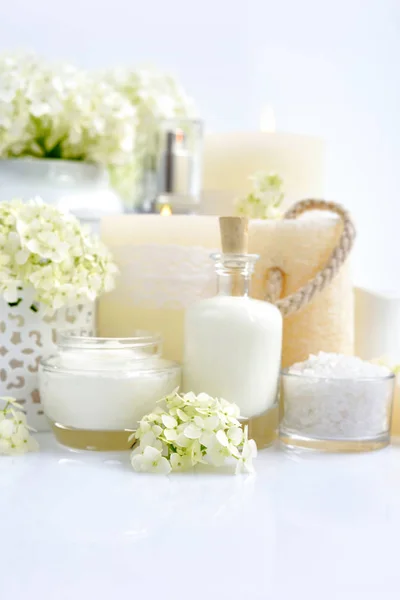 Wellness Komposition Mit Kerzen Sahne Salz Und Hortensienblüten Auf Weißem — Stockfoto