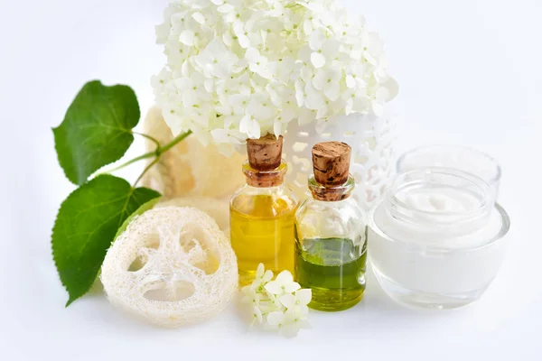 Wellness Komposition Mit Aromaölen Sahne Und Hortensienblüten Auf Weißem Hintergrund — Stockfoto