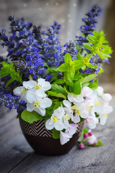 古い木製の背景の春の花の花束 — ストック写真