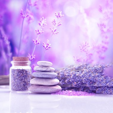 Spa natürmort taşlar ve lavantalar yığını ile