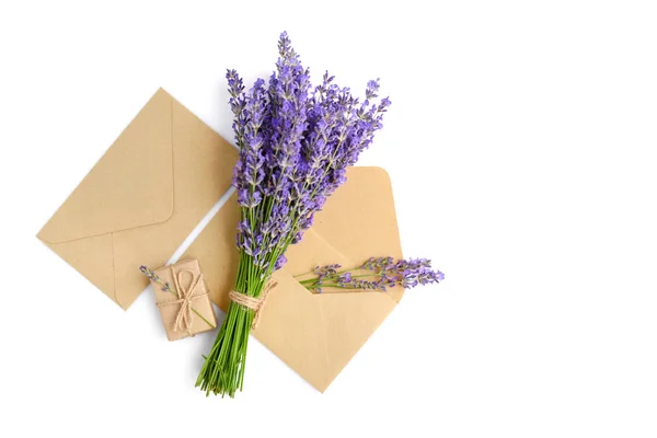 新鮮なラベンダーの花と白い背景の上の封筒 — ストック写真