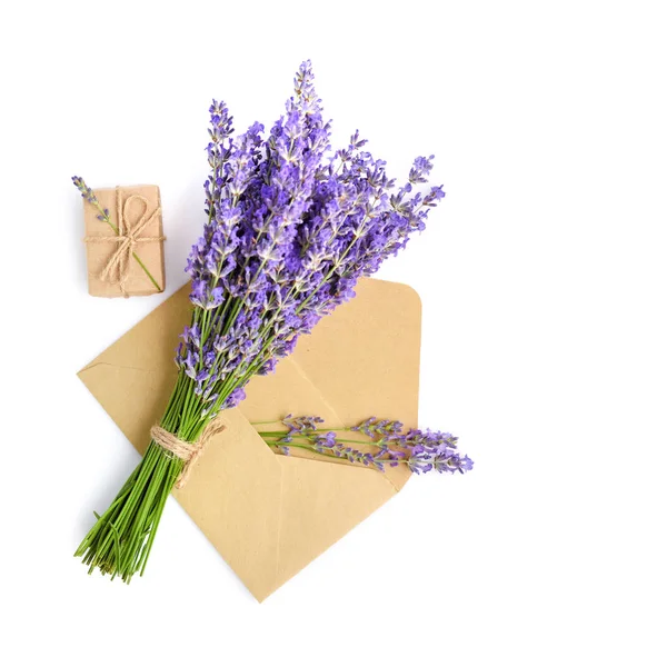 Verse Lavendel Envelop Witte Achtergrond — Stockfoto