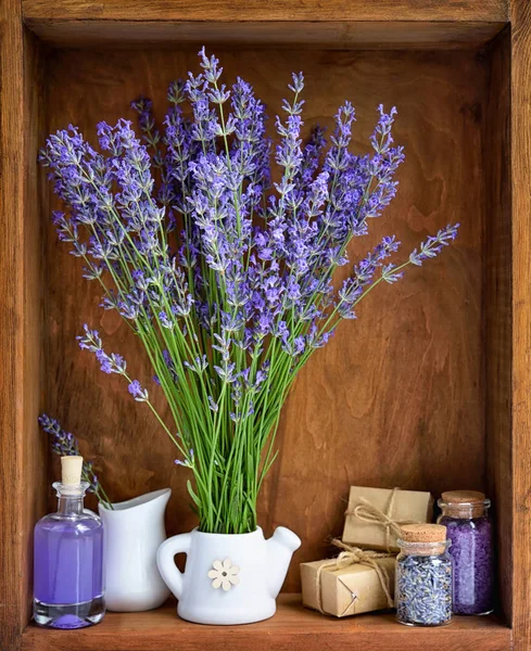 Ahşap Arka Plan Üzerinde Lavanta Çiçekleri Ile Doğal Kozmetik — Stok fotoğraf