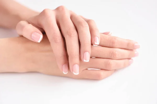 Piękna Kobieta Ręce Francuski Manicure — Zdjęcie stockowe