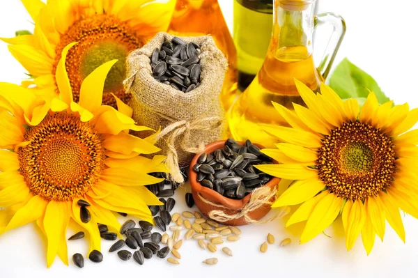 Gelbe Sonnenblumen Mit Ölflaschen Und Einer Kleinen Tüte Samen Auf — Stockfoto