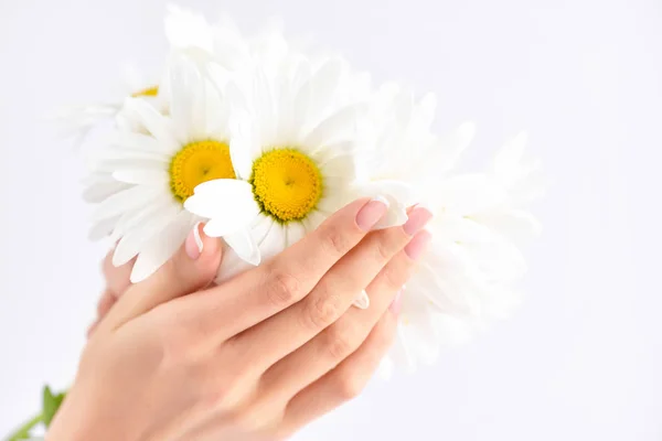 Vacker Kvinna Franska Manikyrerade Händer Med Färska Tusensköna Blommor — Stockfoto