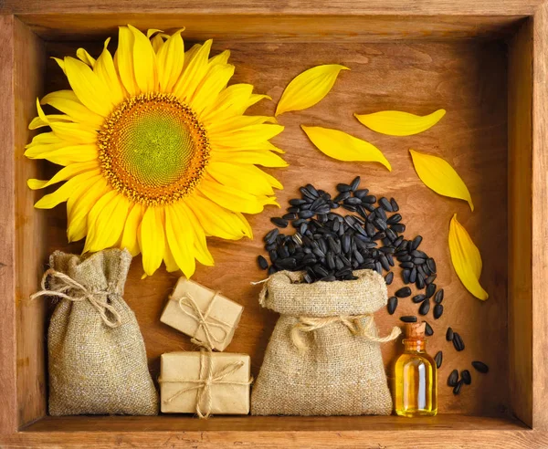 木质袋中有向日葵 油和种子的美丽组合物 — 图库照片
