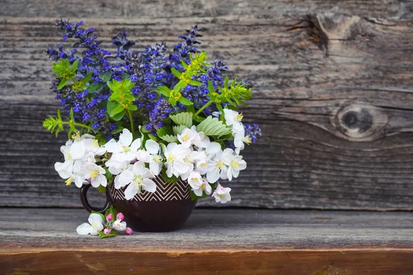 古い木製の背景の春の花の花束 — ストック写真