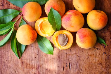 Olgun kayısı eski ahşap arka plan üzerinde. Üstten görünüm