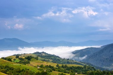 Güzel kırsal dağ manzarası ile vadideki sis. Karpat, Ukrayna, Europe.