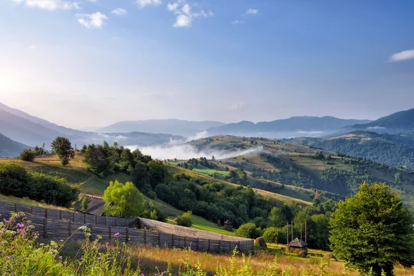 Pięknej Wiejskiej Górskiej Rano Lekka Mgła Stare Domy Jasne Hills — Zdjęcie stockowe