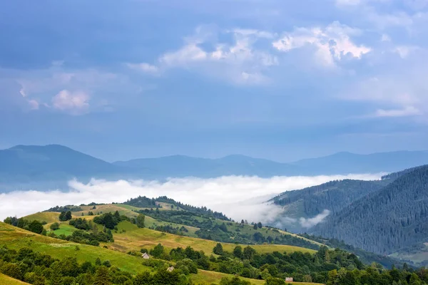 Pięknej Wiejskiej Górskiej Mgłą Dolinie Podkarpacie Polska Europa — Zdjęcie stockowe