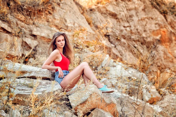 Hermosa Joven Sentada Roca Por Tarde Clima Cálido — Foto de Stock