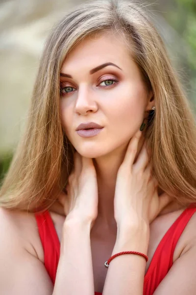 Retrato Bela Jovem Mulher Vermelho — Fotografia de Stock