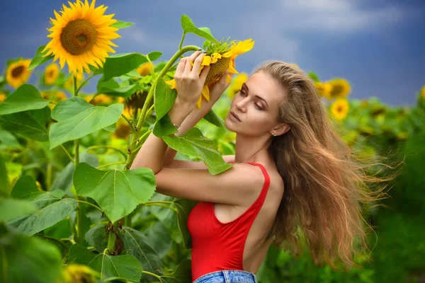 Retrato Menina Bonita Campo Com Girassóis — Fotografia de Stock