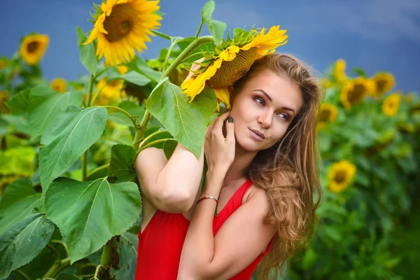 Porträtt Vacker Flicka Fältet Med Solrosor — Stockfoto