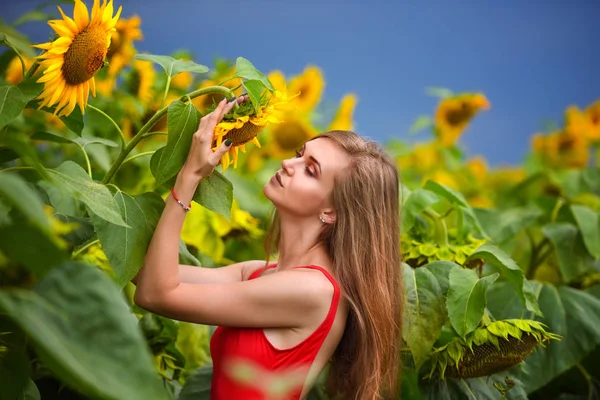 Porträtt Vacker Flicka Fältet Med Solrosor — Stockfoto