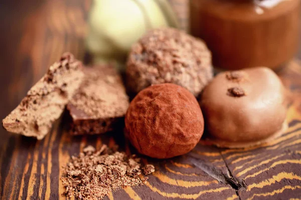 Handgemachte Schokoladenbonbons Und Schokoladenstücke Auf Holzgrund — Stockfoto