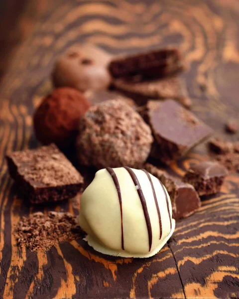 Bonbons Chocolat Faits Main Morceaux Chocolat Sur Fond Bois — Photo