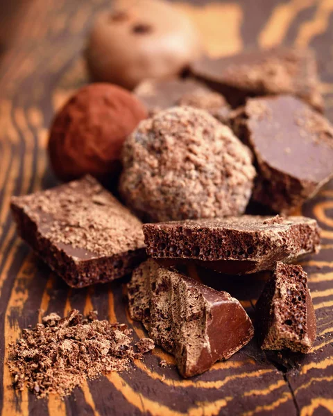 Caramelle Cioccolato Fatte Mano Pezzi Cioccolato Sfondo Legno — Foto Stock
