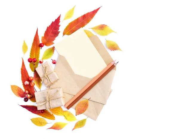Fundo Outono Com Lápis Envelopes Folhas Coloridas Vista Superior Espaço — Fotografia de Stock