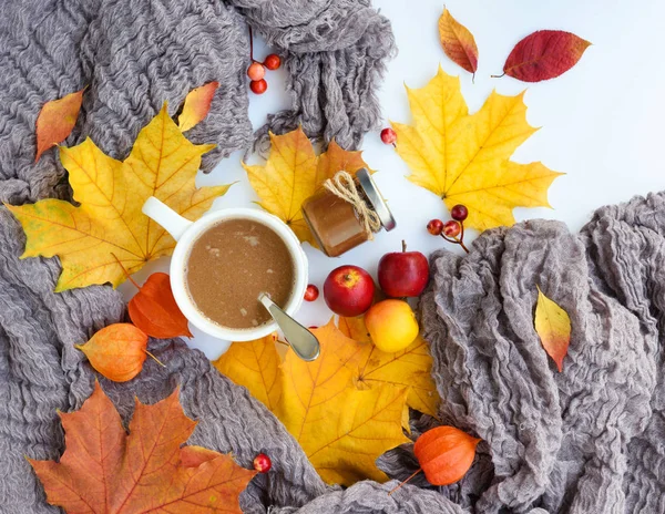 Herbstkomposition Herbstblätter Tasse Kaffee Schokopaste Und Schal Auf Weißem Hintergrund — Stockfoto